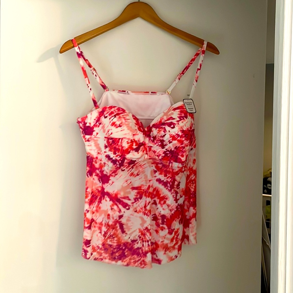 Tankini top. Molded cups for bust support